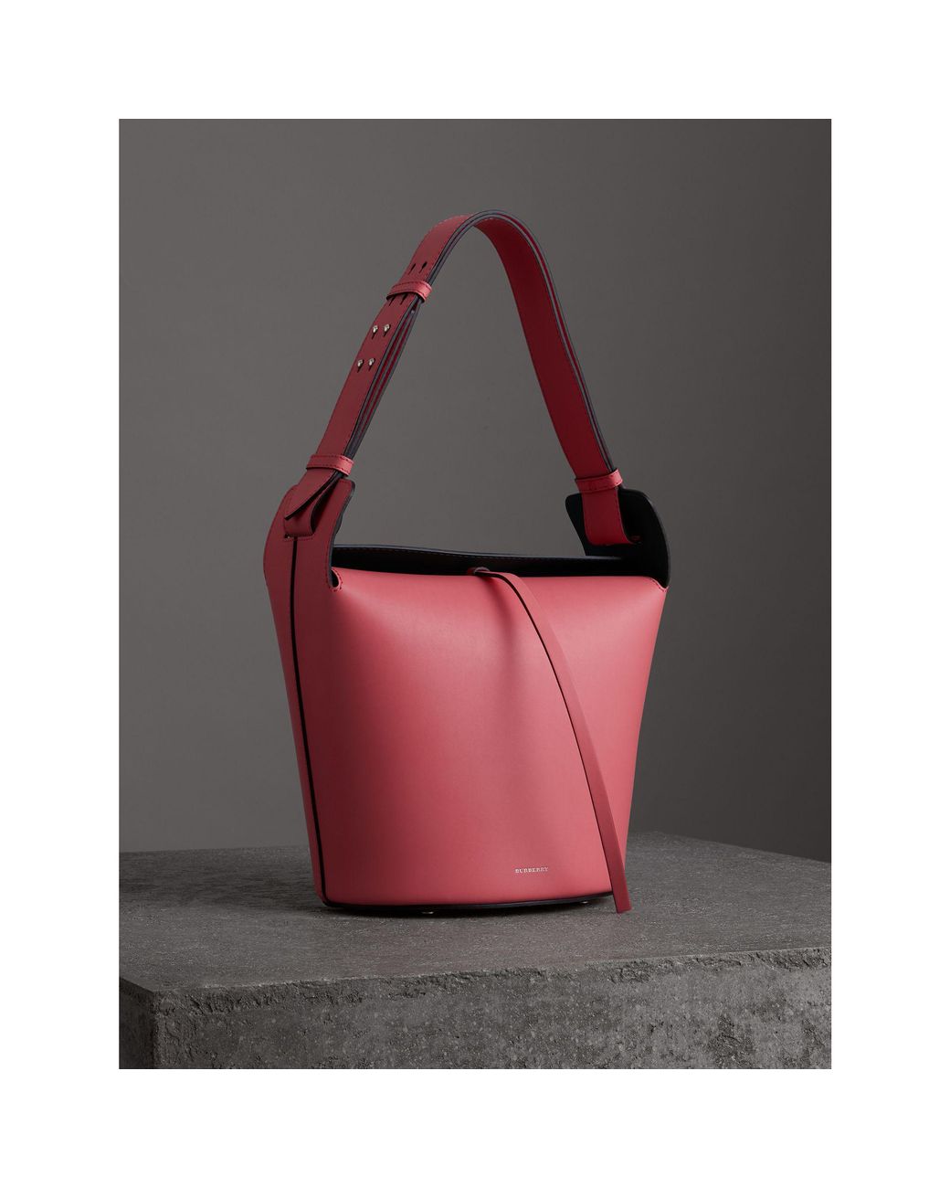 Burberry The Medium Leather Bucket Bag in Pink | Lyst UK