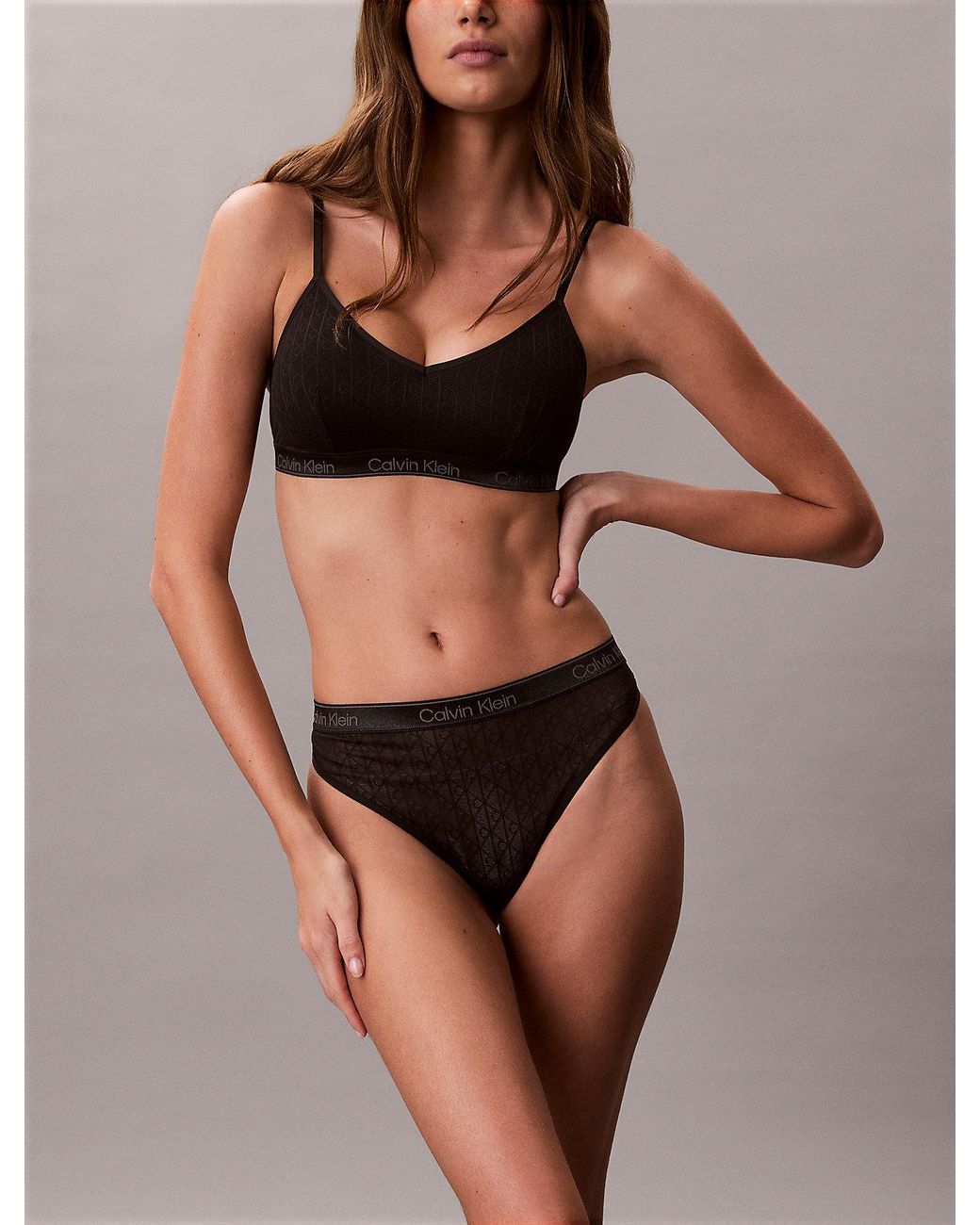 String Calvin Klein en coloris Brown