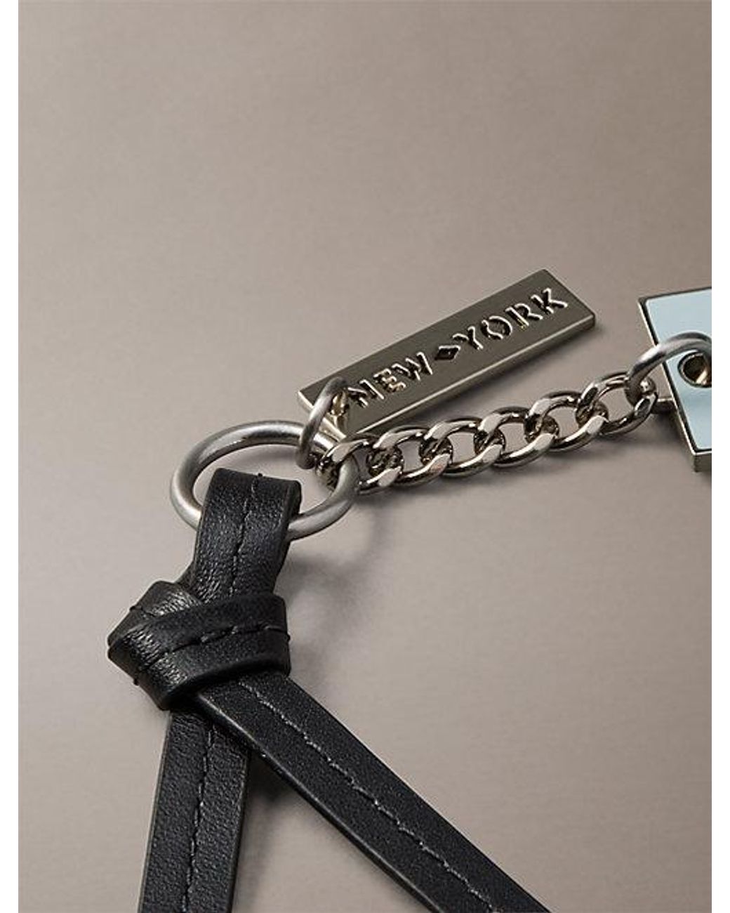 Calvin Klein Script Logo Sleutelhanger in het Gray voor heren