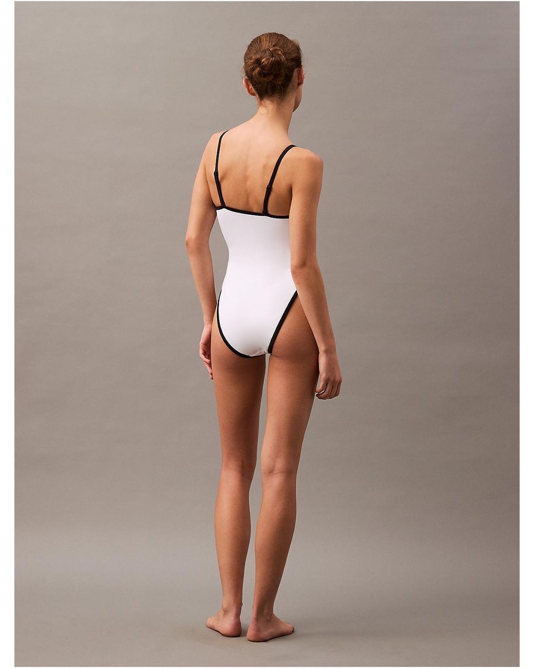   CKモノグラムロゴプリント ワンピース 水着 Calvin Klein Ck Monogram One Piece in White | Lyst