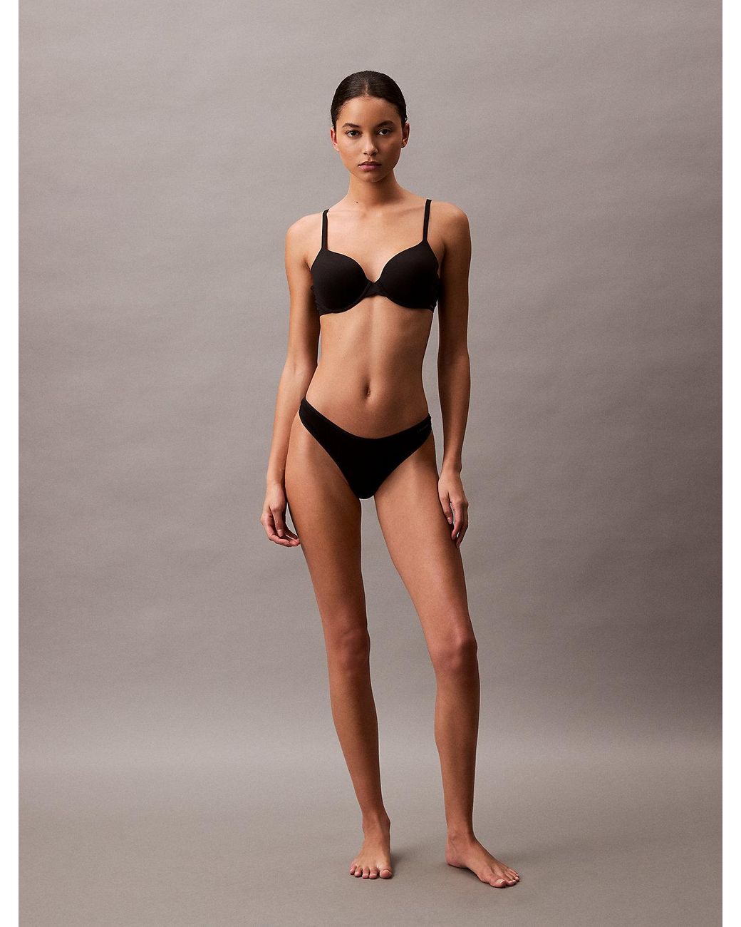 String Calvin Klein en coloris Brown