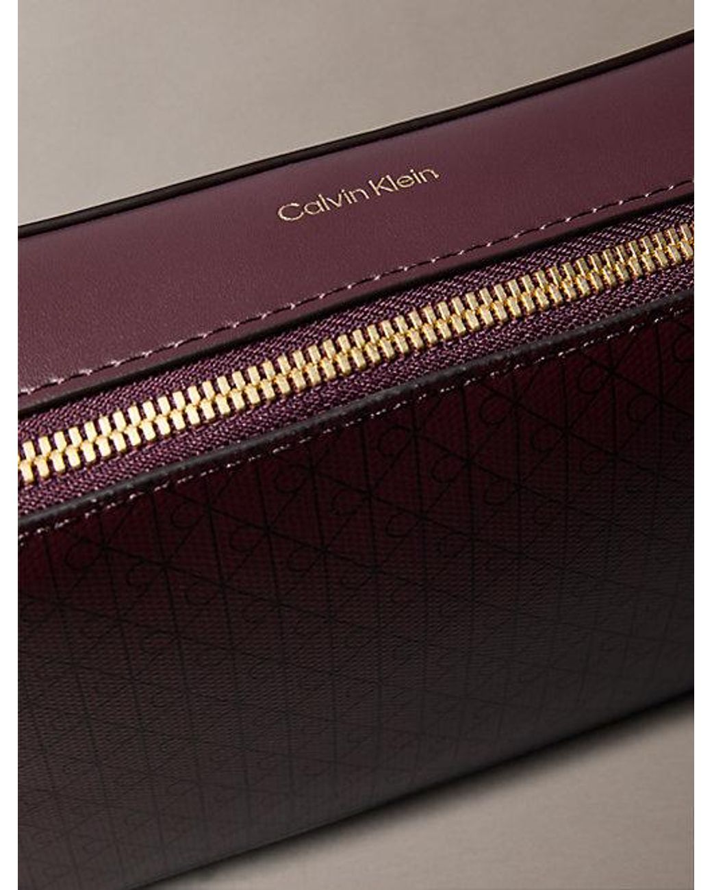 Calvin Klein Cameratas Met All-Over Monogram-Logo in het Brown