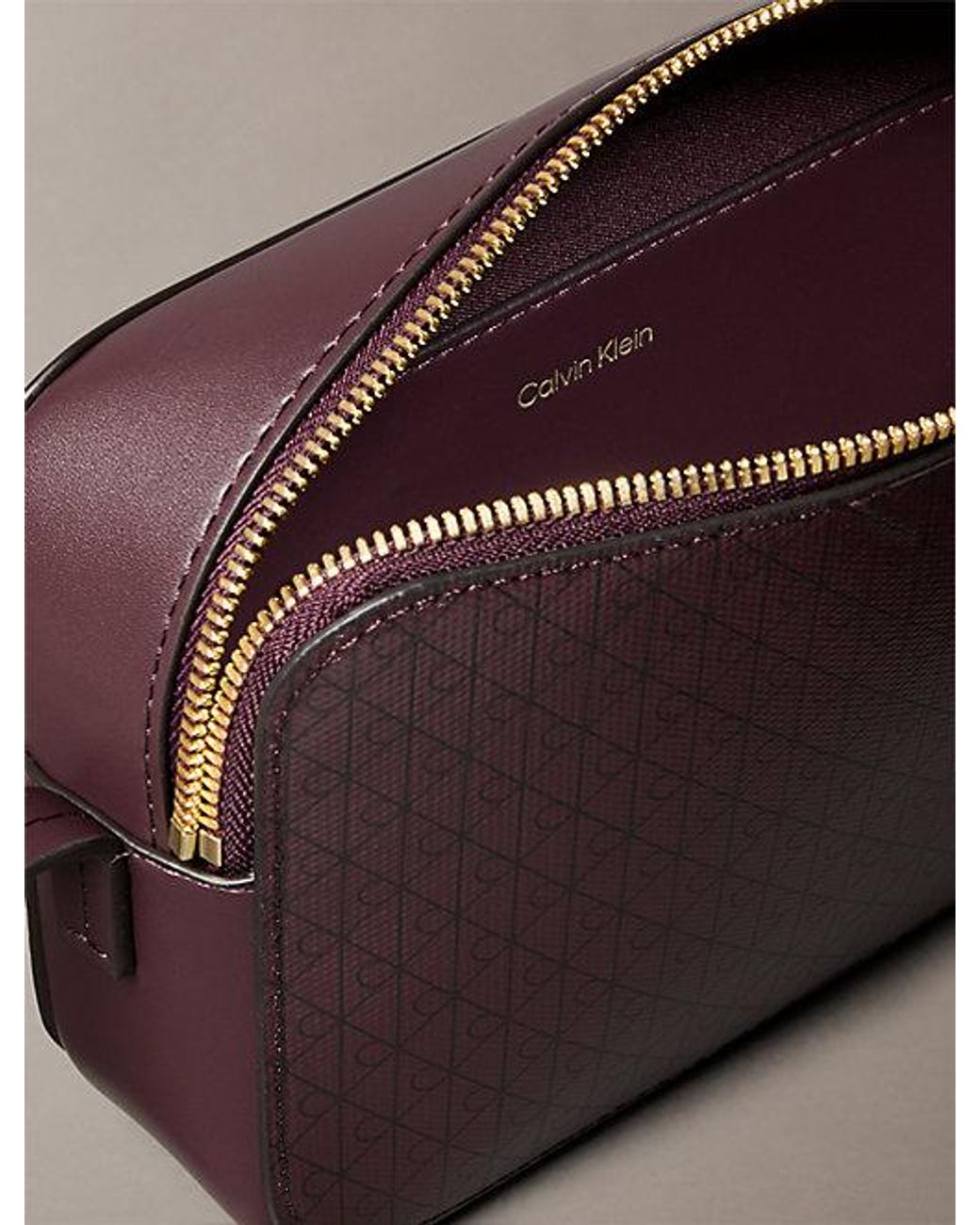 Calvin Klein Cameratas Met All-Over Monogram-Logo in het Brown