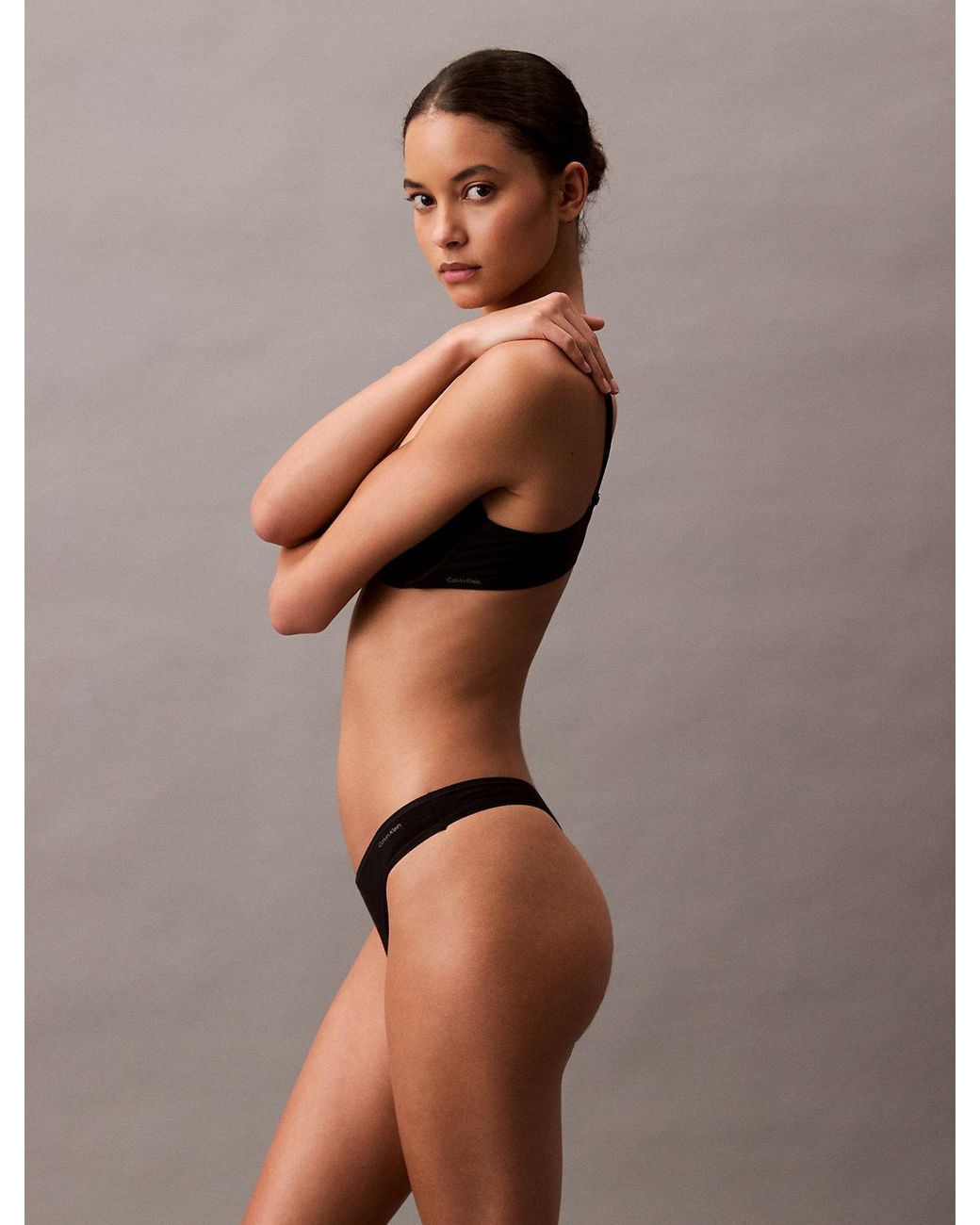 String Calvin Klein en coloris Brown