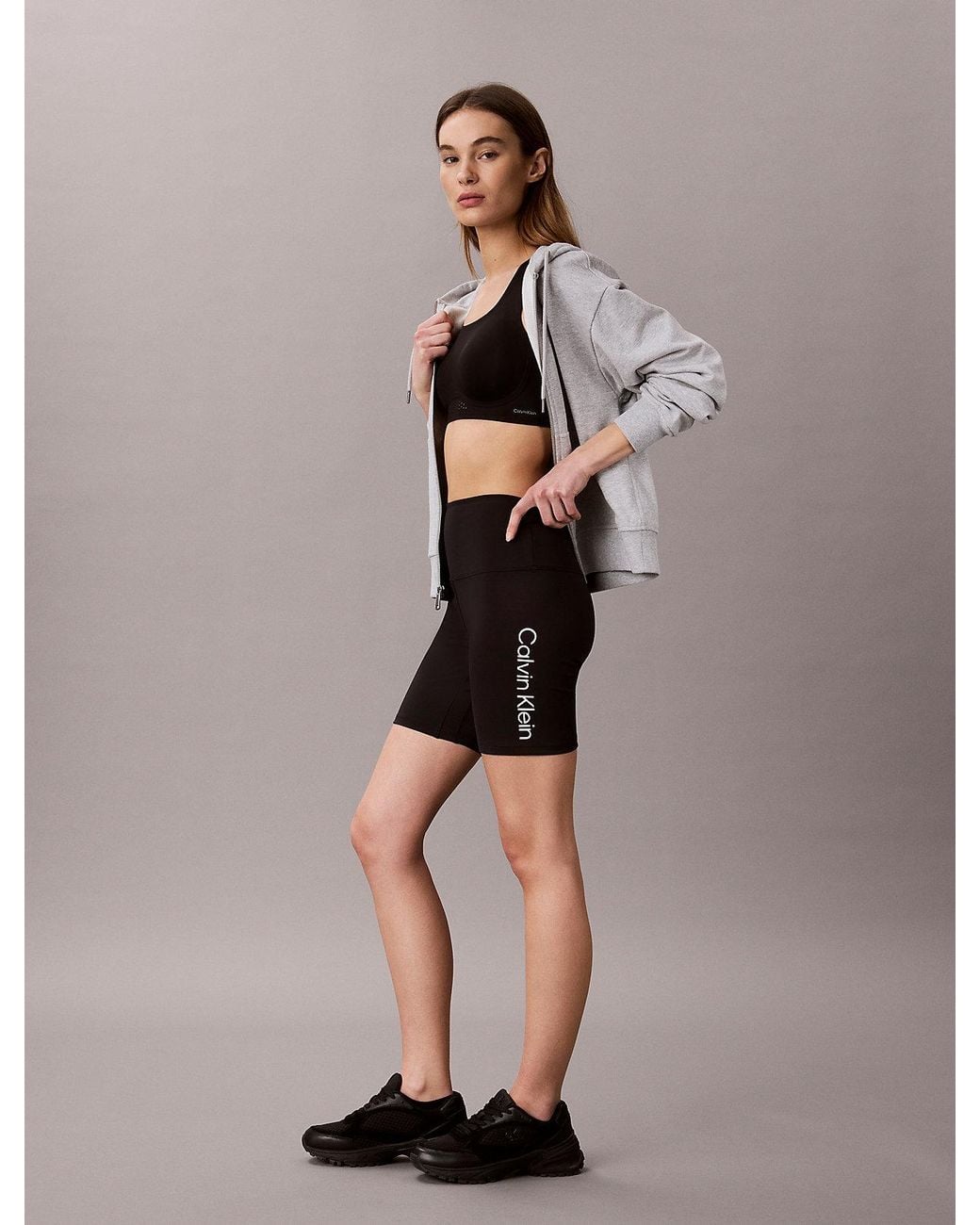 Pantaloncini Da Palestra Alla Coscia A Vita Alta Ad Asciugatura Rapida di Calvin Klein in Brown