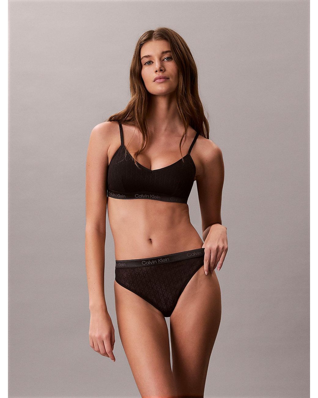 String Calvin Klein en coloris Brown