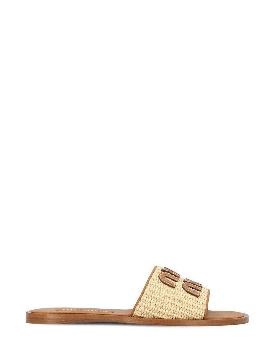 【送料&関税込】Miu Miu Slip-on Sandals Miu Miu Logo-Detailed Slip-On Sandals in Natural | Lyst