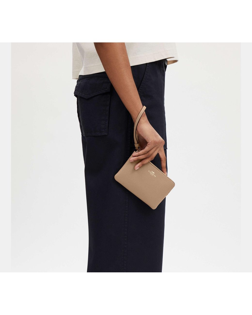 Wristlet Angolare Con Zip di COACH in Black