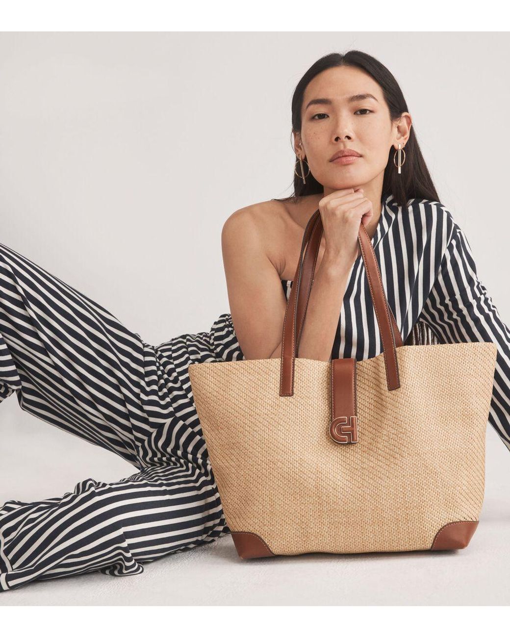 【Cole Haan】Women's Montecito Medium Straw Tote Bag Women's Montecito Medium Straw Tote Bag in Beige Or Khaki