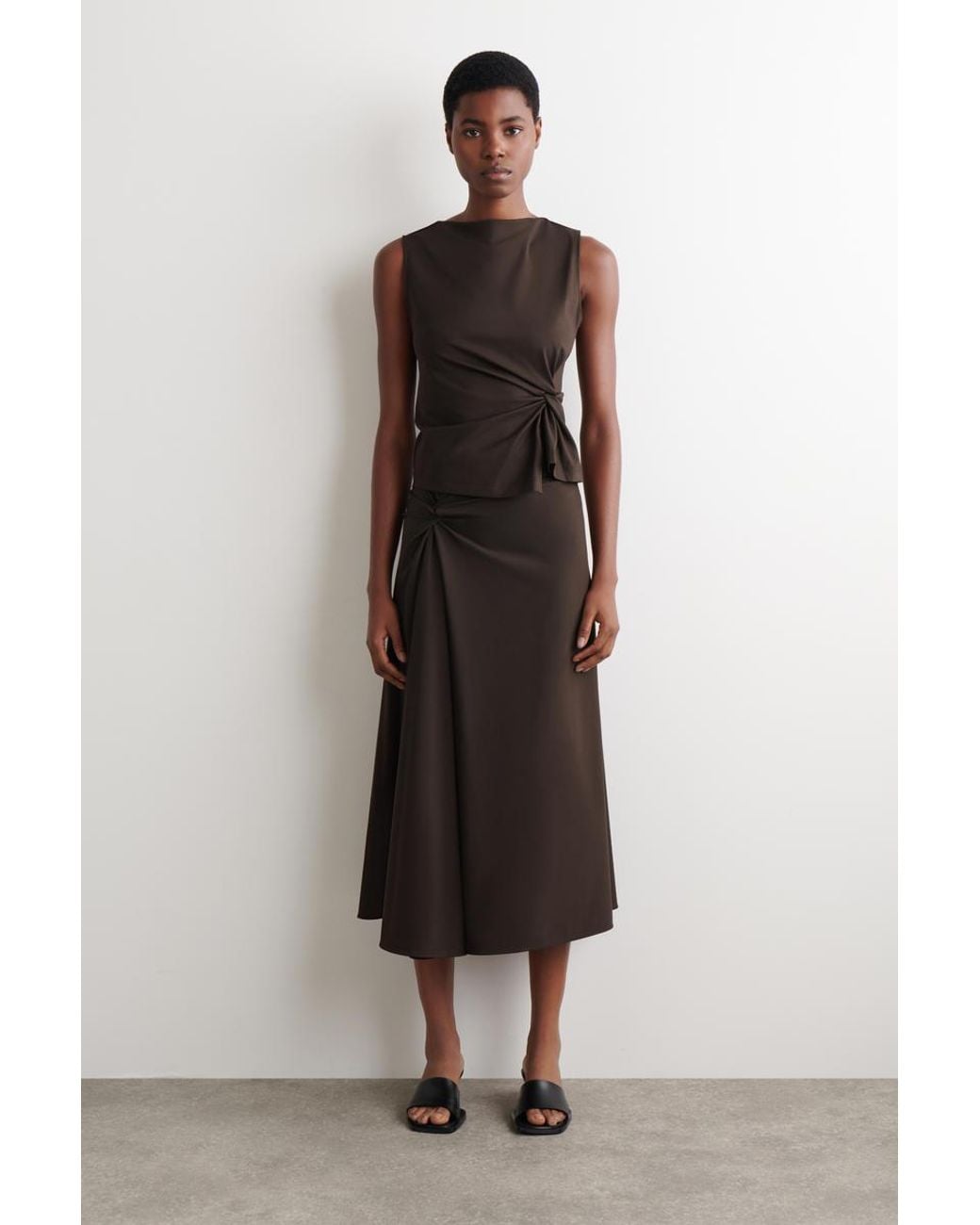 Top di COS in Brown