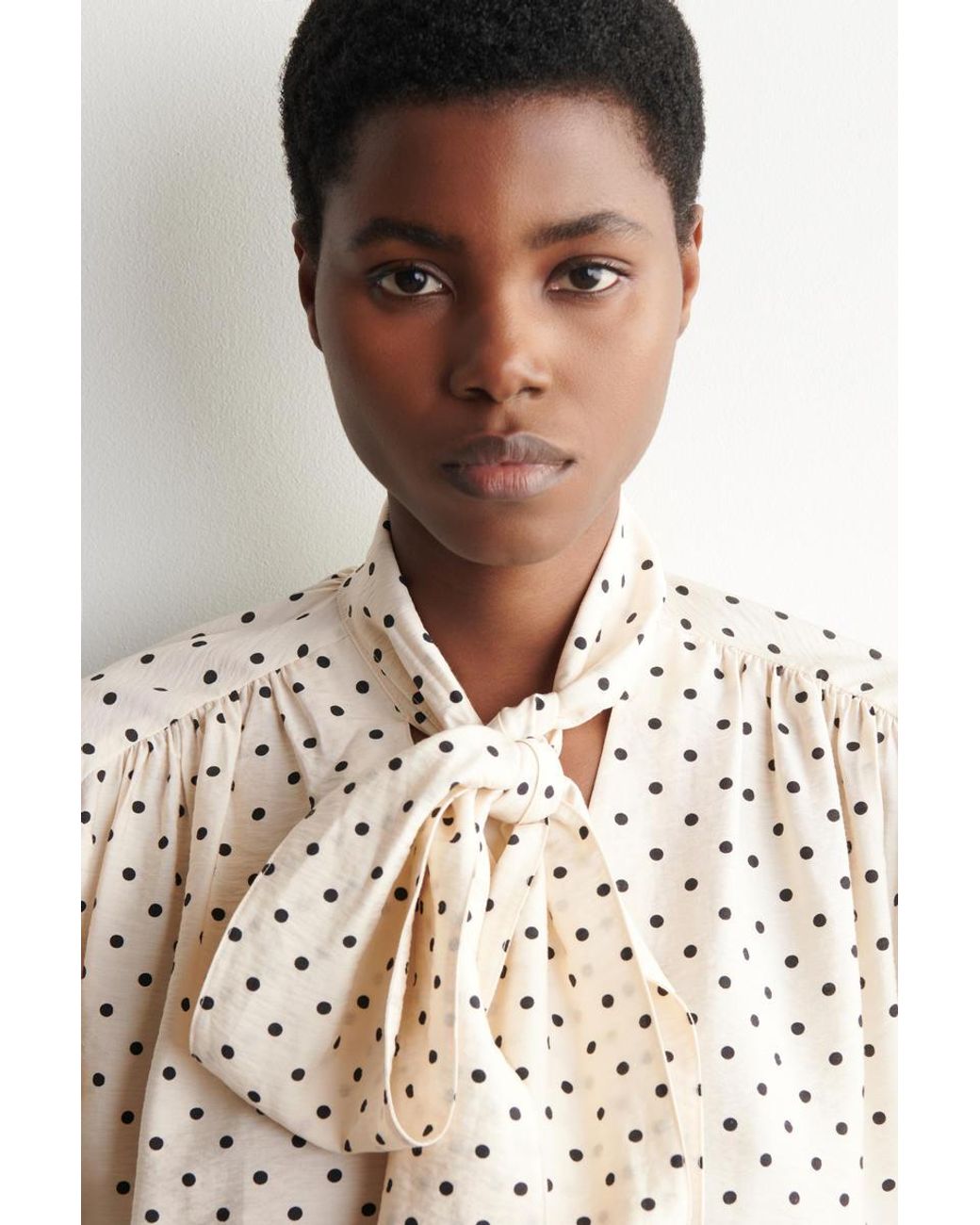 Camicia A Pois Con Sciarpa di COS in Natural