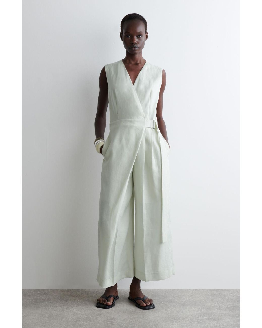 【新品】COS（コス）ラップフロント リネンジャンプスーツ COS Wrap-Front Linen Jumpsuit in White | Lyst