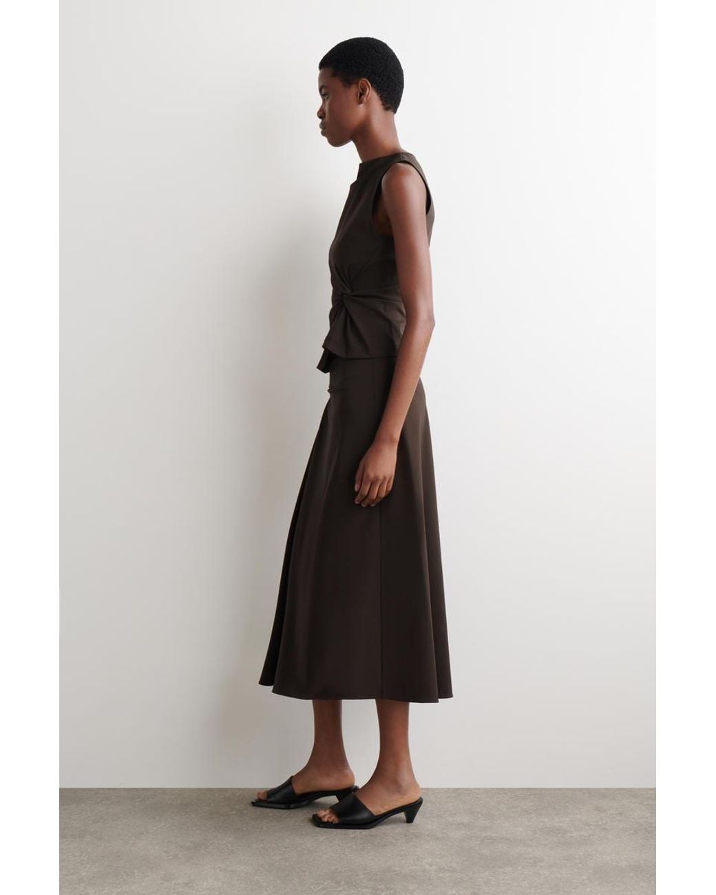 Top di COS in Brown