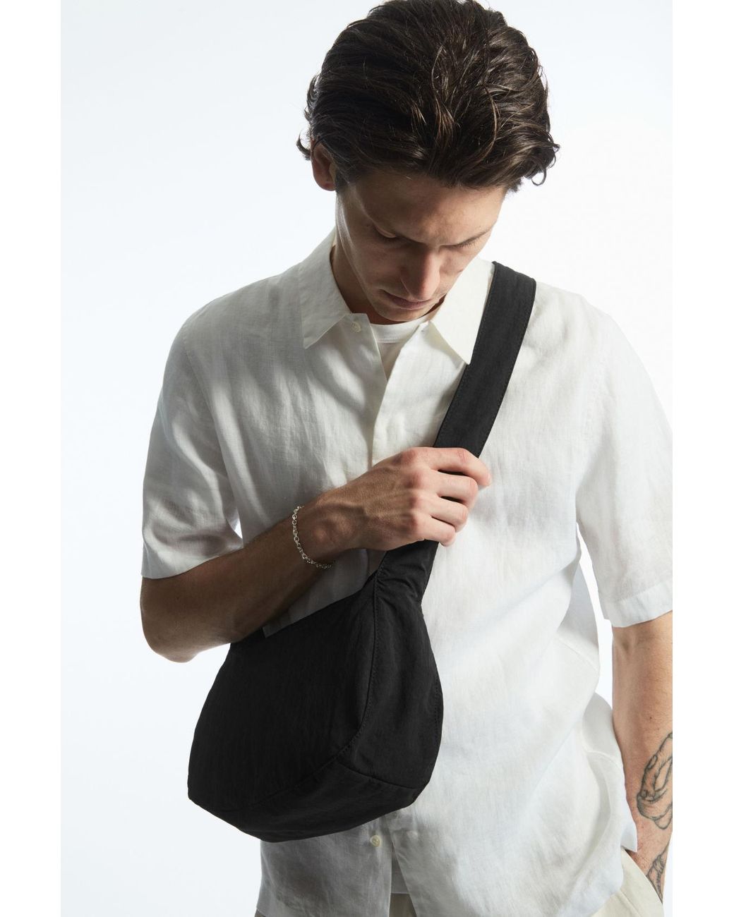 ☆韓国の人気☆【COS】☆COS NYLON CROSSBODY SADDLE BAG☆ 韓国の人気☆【COS】☆COS NYLON CROSSBODY SADDLE BAG
