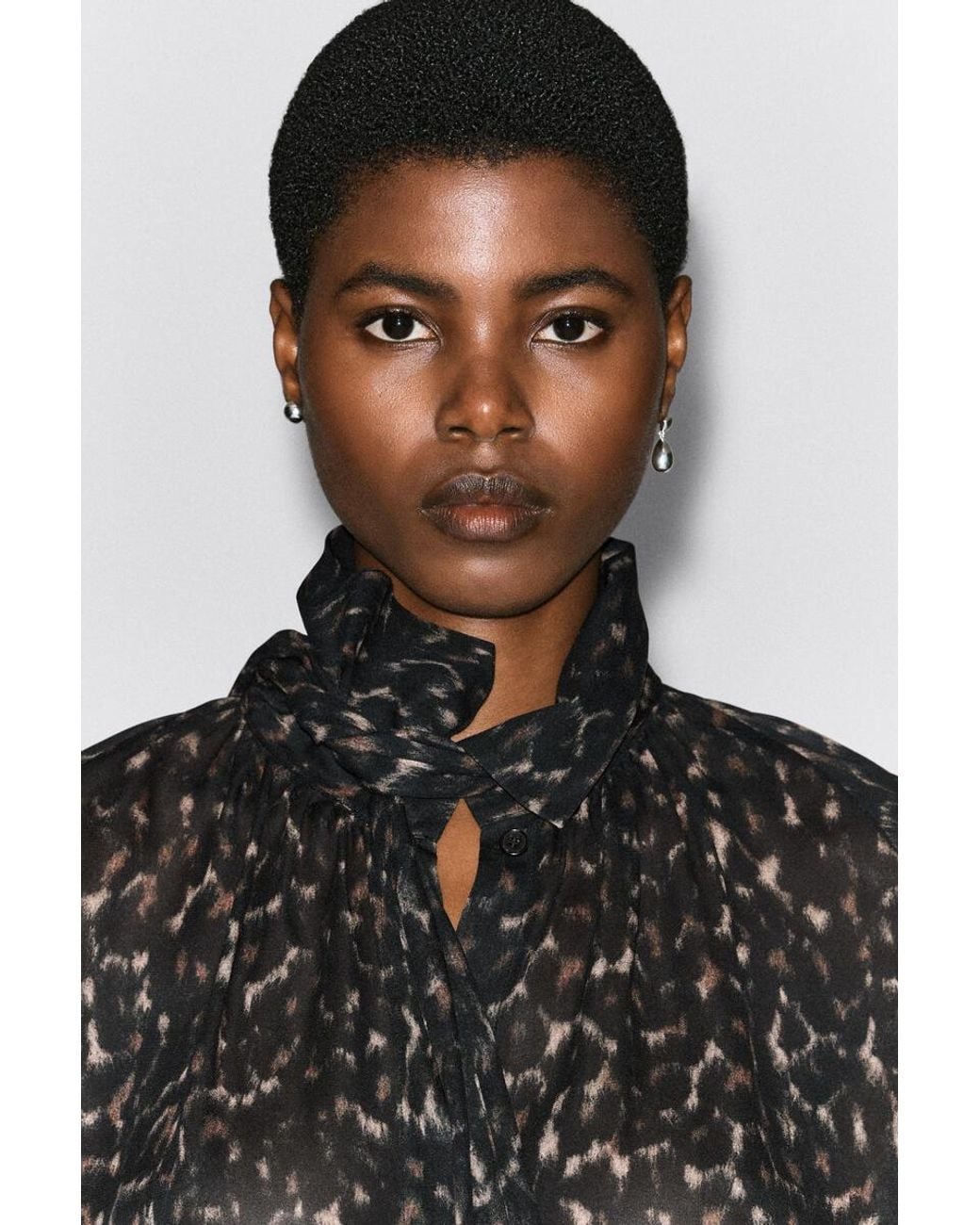 Top Fluido Con Stampa Leopardata E Sciarpa di COS in Black