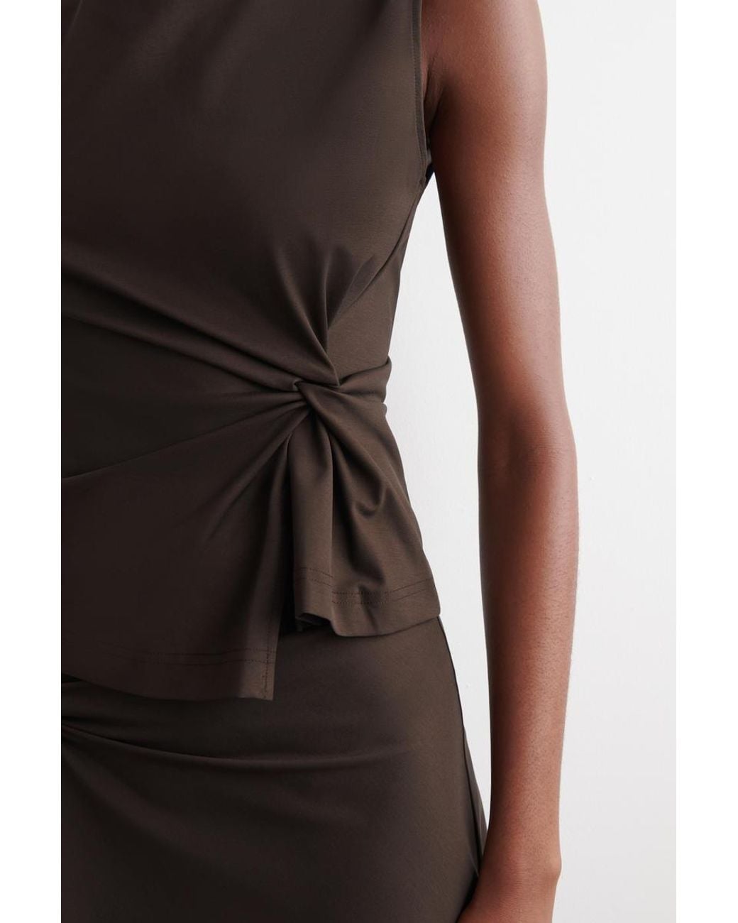 Top di COS in Brown