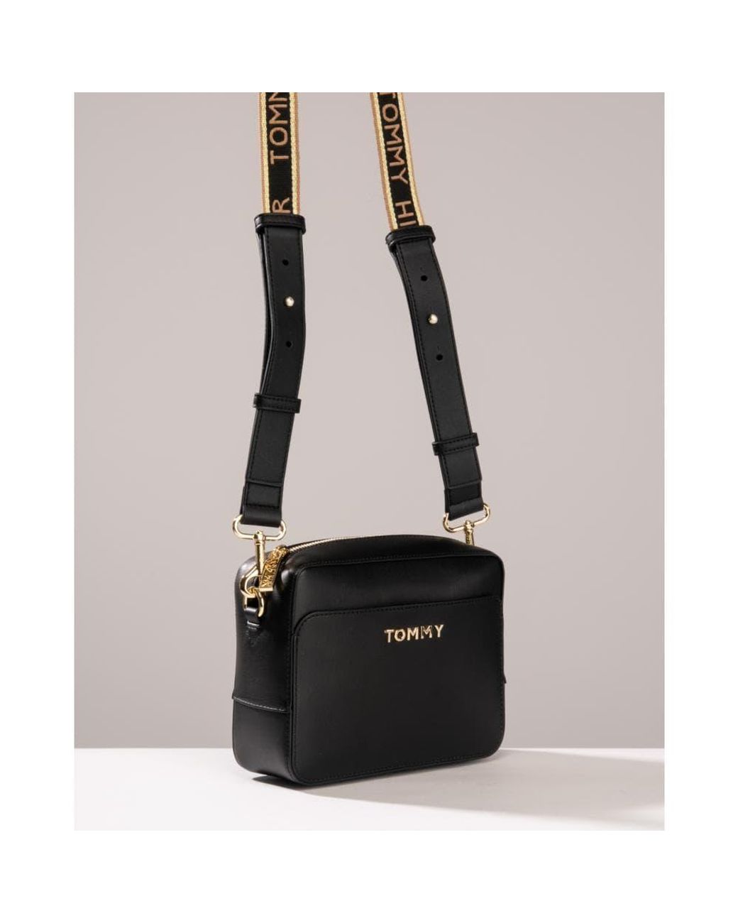Tommy Hilfiger Iconic Logo Camera Bag in Black Lyst Canada