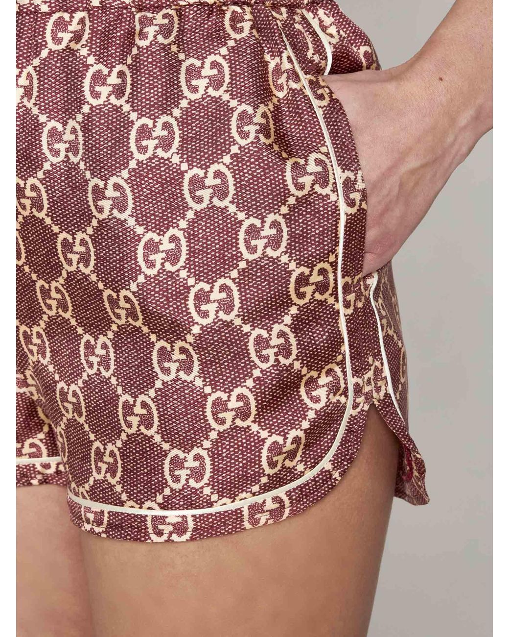 Shorts in seta GG Supreme di Gucci | Lyst