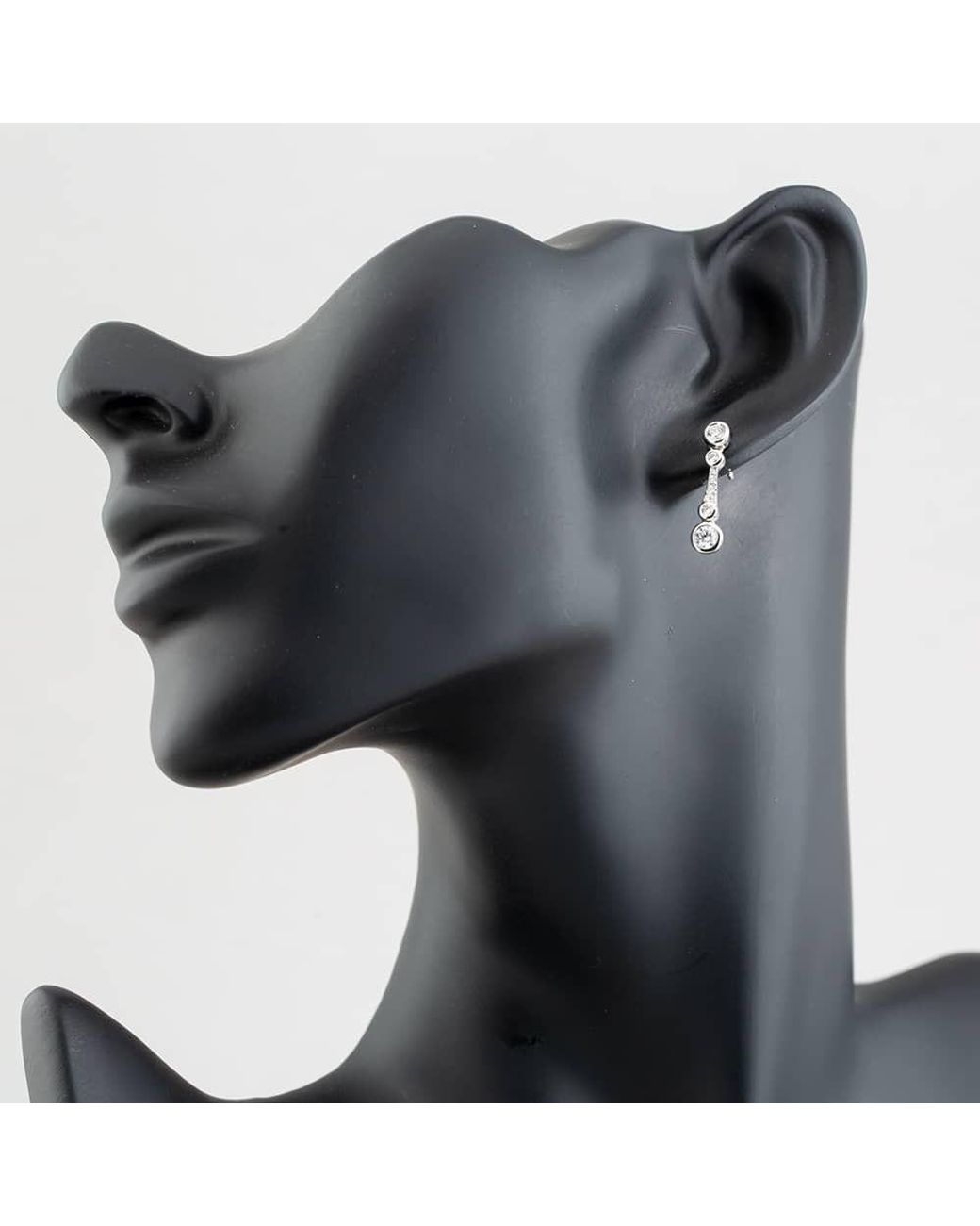 T.H.Baker White 18Ct Brilliant Cut Diamond Graduating Dropper Earrings Lg250/Eb-Pr