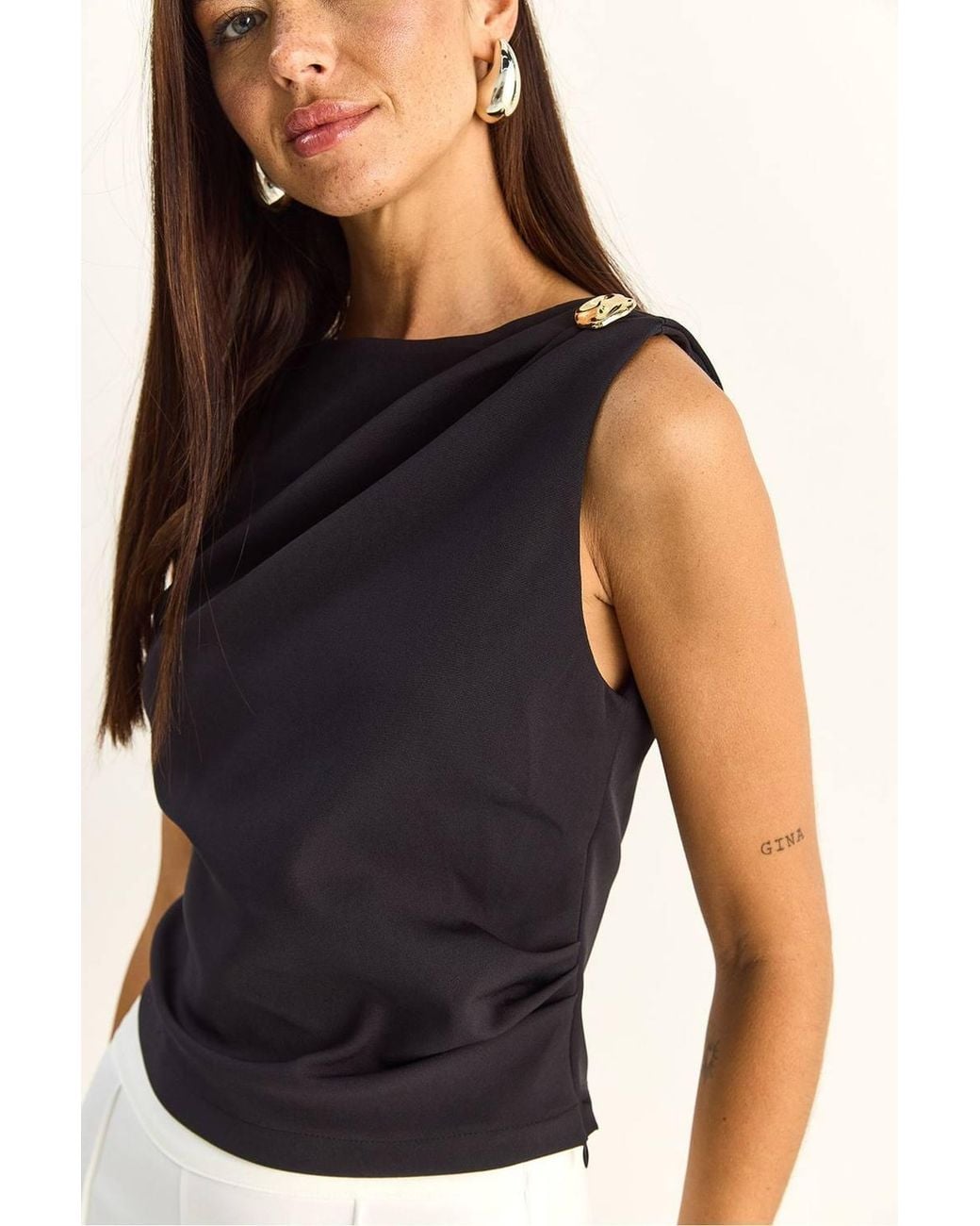 Bianco Lucci Black Boat Neck Sleeveless Blouse With Stone Accessory