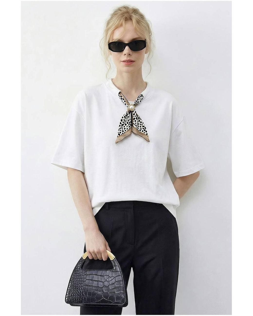 Bianco Lucci White Basic Crew Neck T-Shirt With Accessory Detail