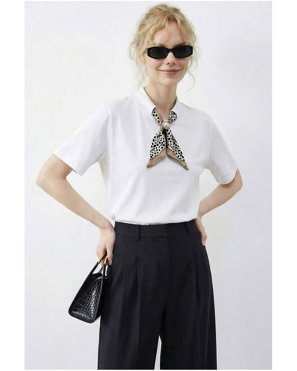 Bianco Lucci White Basic Crew Neck T-Shirt With Accessory Detail