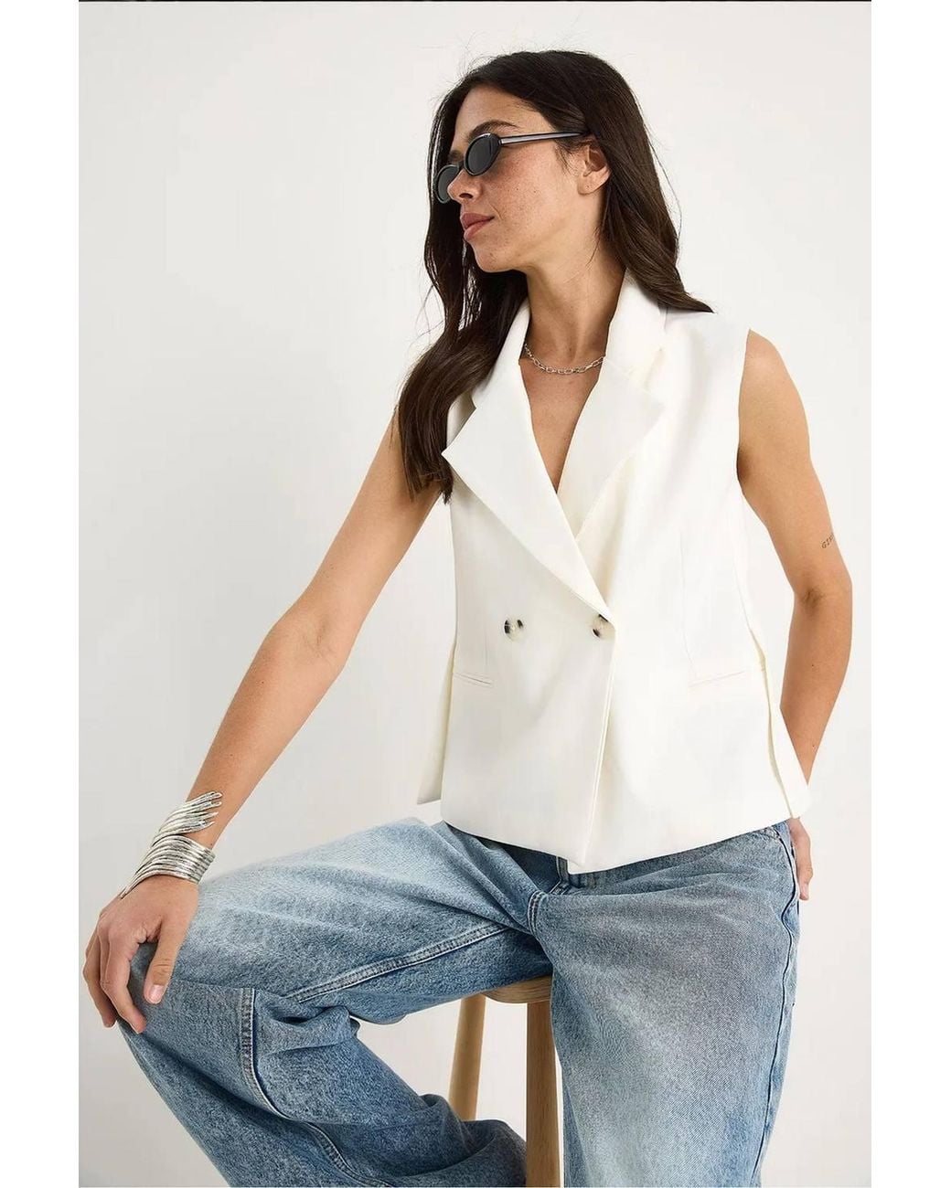 Bianco Lucci White Fitted Shawl Collar Waistcoat With Button Closure