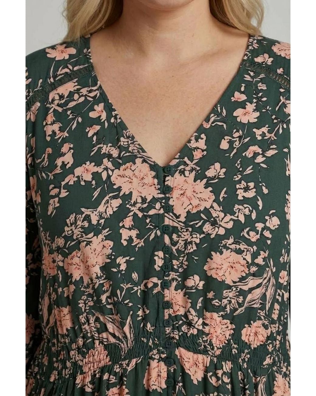 Izabel London Green Curve Floral Long Sleeve Lace Maxi Dress