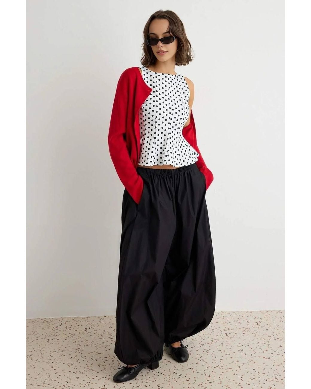 WOVCOR White Peplum Sleeveless Boat Neck Knit Blouse
