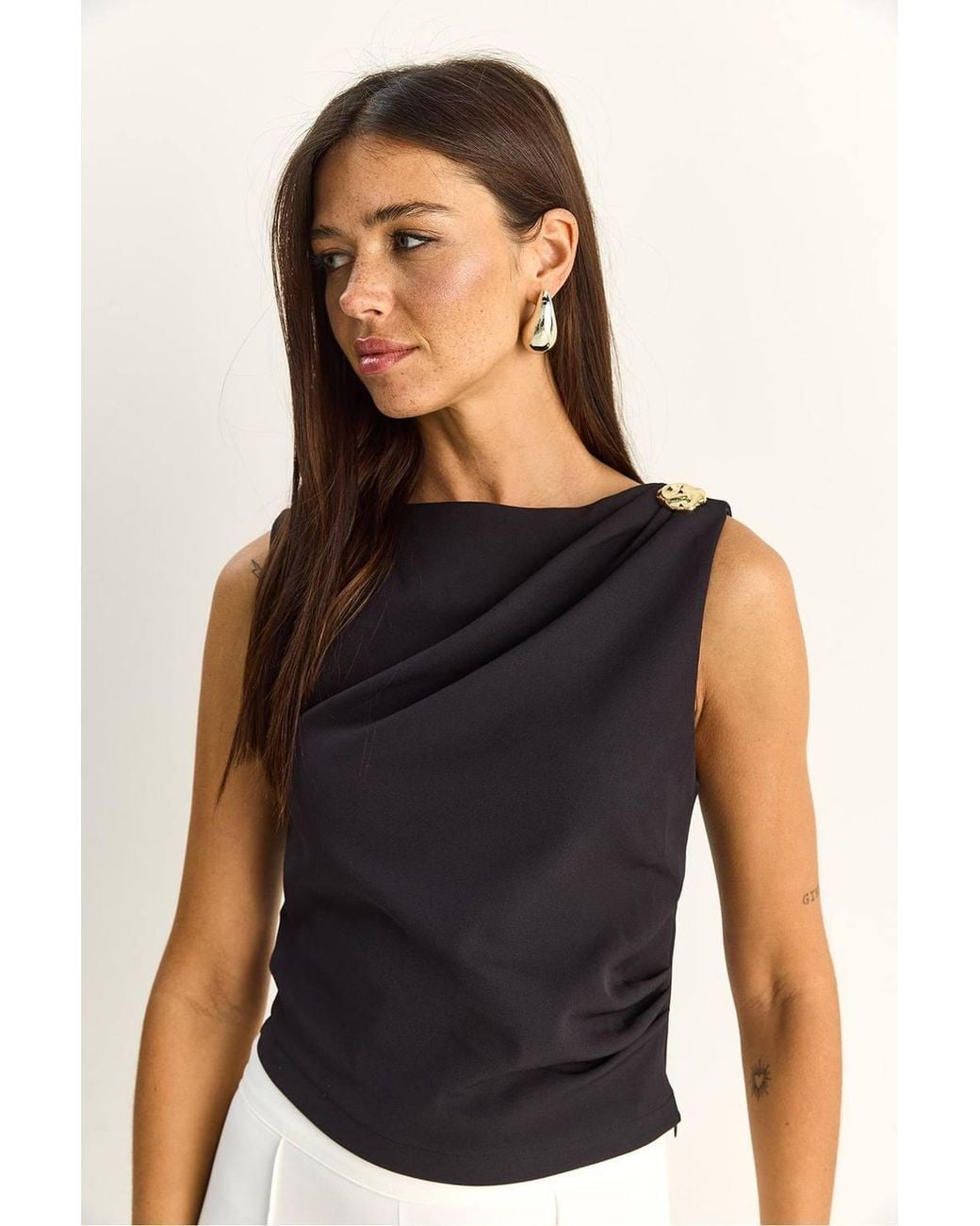 Bianco Lucci Black Boat Neck Sleeveless Blouse With Stone Accessory