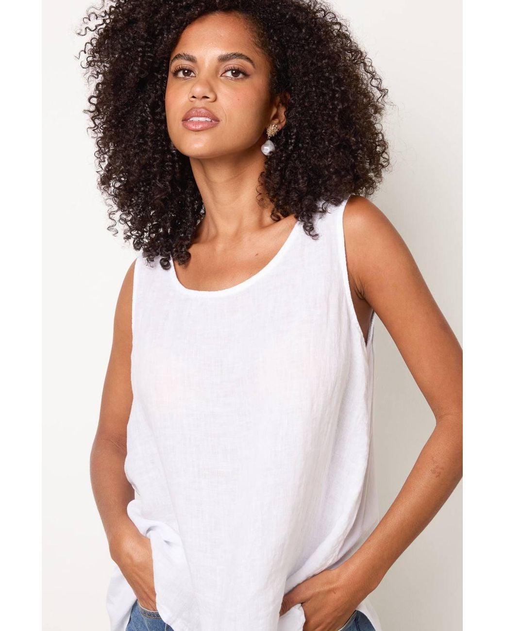 Blue Vanilla White Sleeveless Round Neck Top