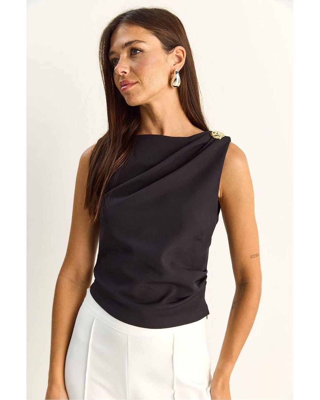 Bianco Lucci Black Boat Neck Sleeveless Blouse With Stone Accessory