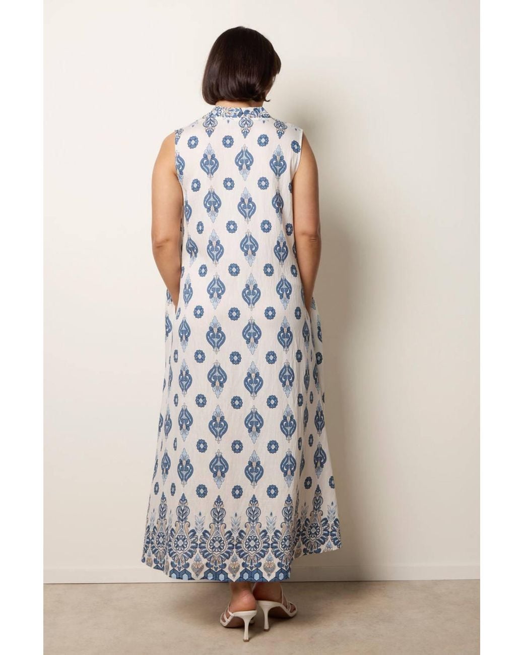 Blue Vanilla White Sleeveless V-Neck Maxi Dress