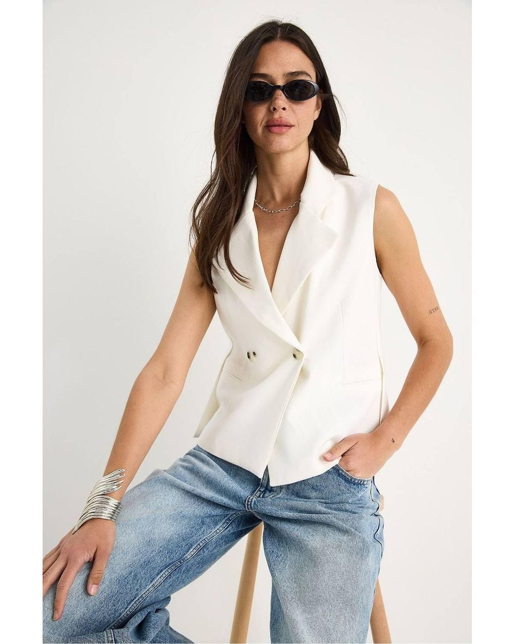 Bianco Lucci White Fitted Shawl Collar Waistcoat With Button Closure