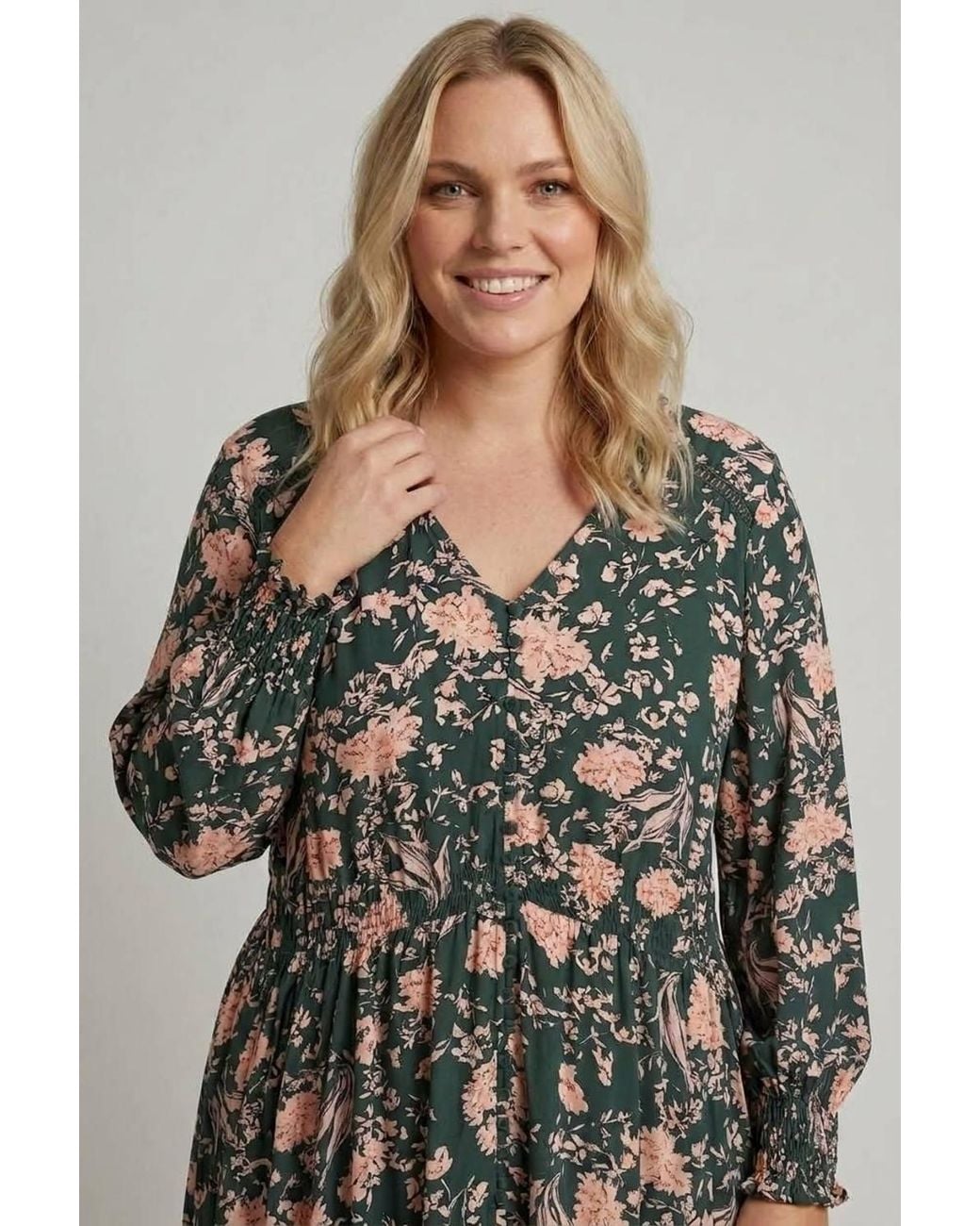 Izabel London Green Curve Floral Long Sleeve Lace Maxi Dress