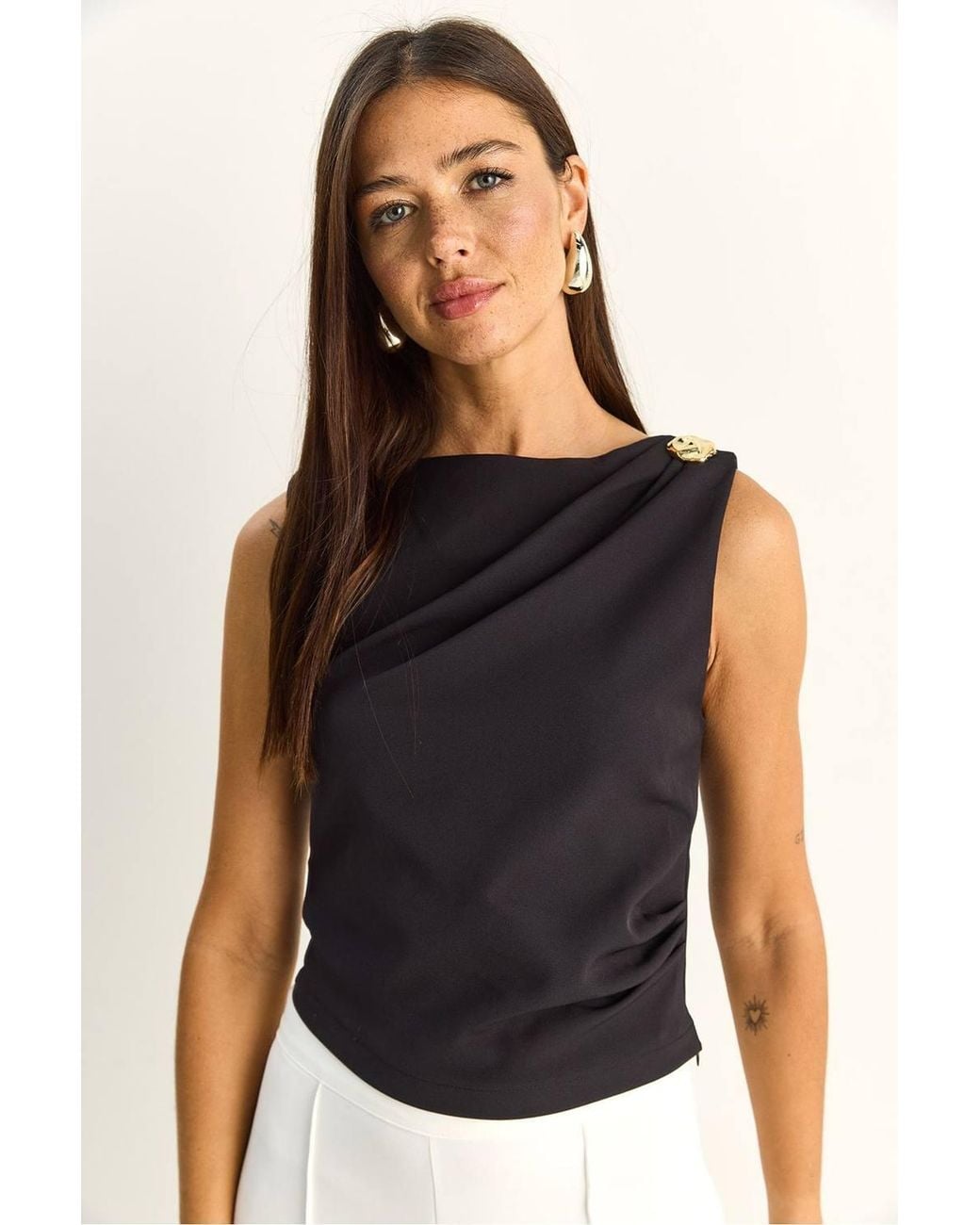 Bianco Lucci Black Boat Neck Sleeveless Blouse With Stone Accessory