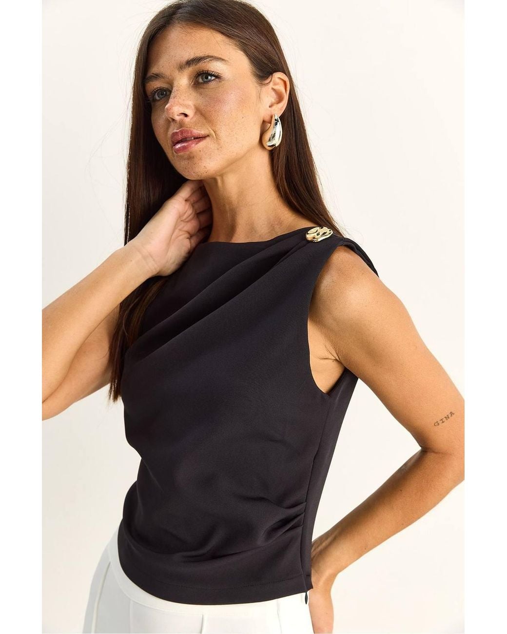 Bianco Lucci Black Boat Neck Sleeveless Blouse With Stone Accessory