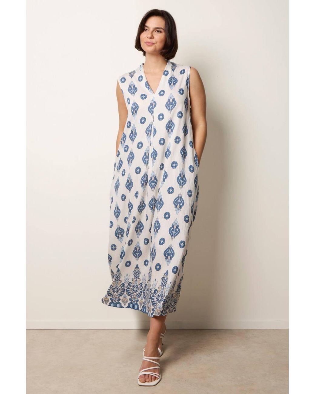 Blue Vanilla White Sleeveless V-Neck Maxi Dress
