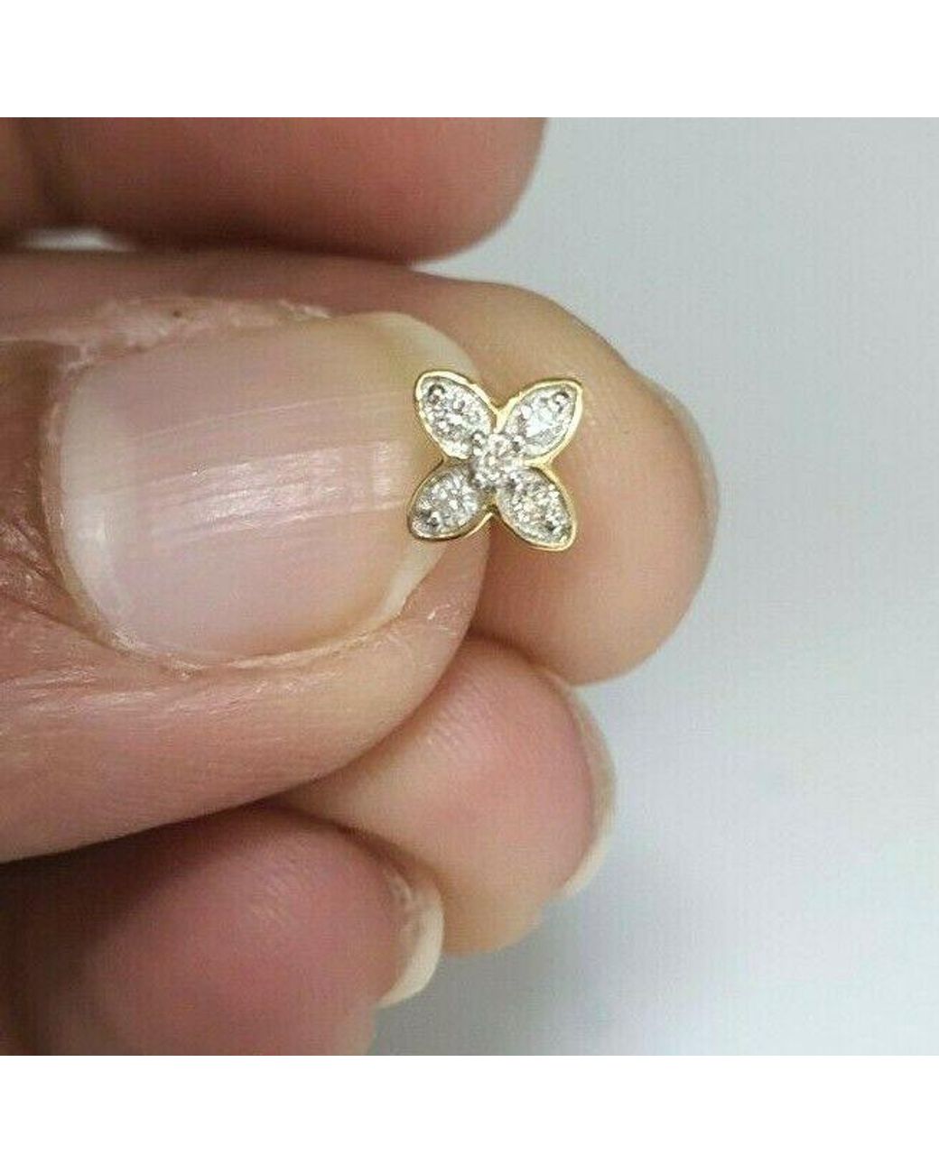Raina Jewels Metallic Round Diamond Nose Stud/Nose Pin 18Ct/ 0.07 Cts