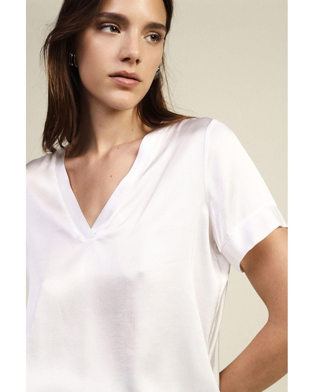 T-Shirt Con Scollo A V E Maniche Corte Risvoltate di Dixie in White