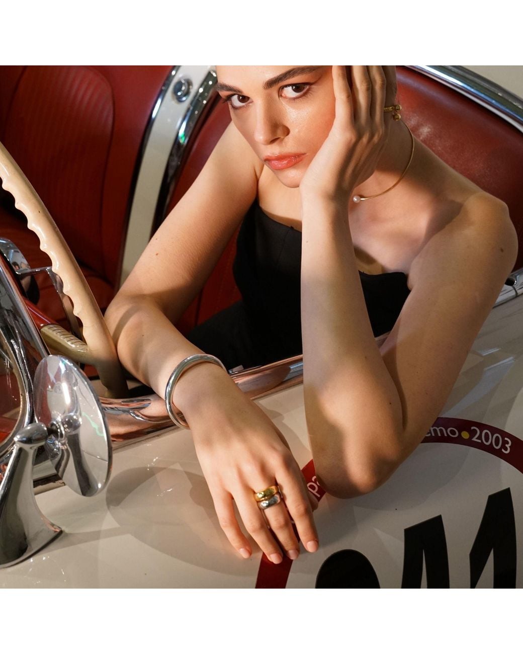 LINYA JEWELLERY Metallic Thick Asymmetric Bracelet