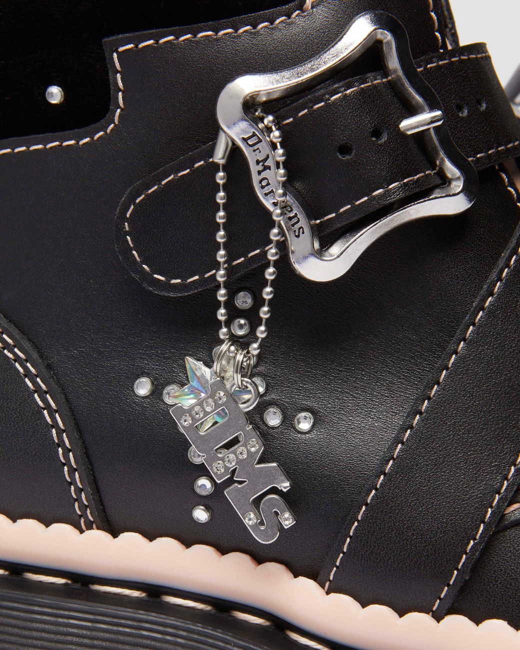 【Dr. Martens】CAITIE レザー バックル プラットフォームブーツ Dr. Martens】CAITIE レザー バックル プラットフォームブーツ