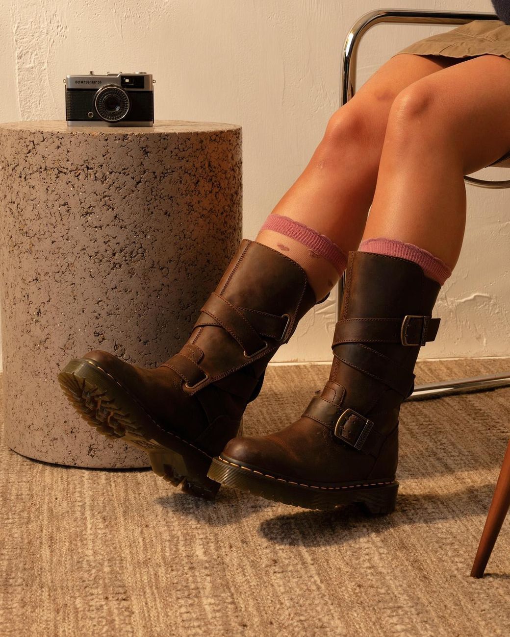 Dr. Martens Anistone Crazy Horse Leren Biker Laarzen Met Twee Riemen in het Brown