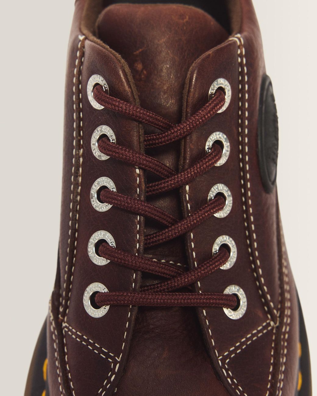 Chaussures buzz Dr. Martens en coloris Brown