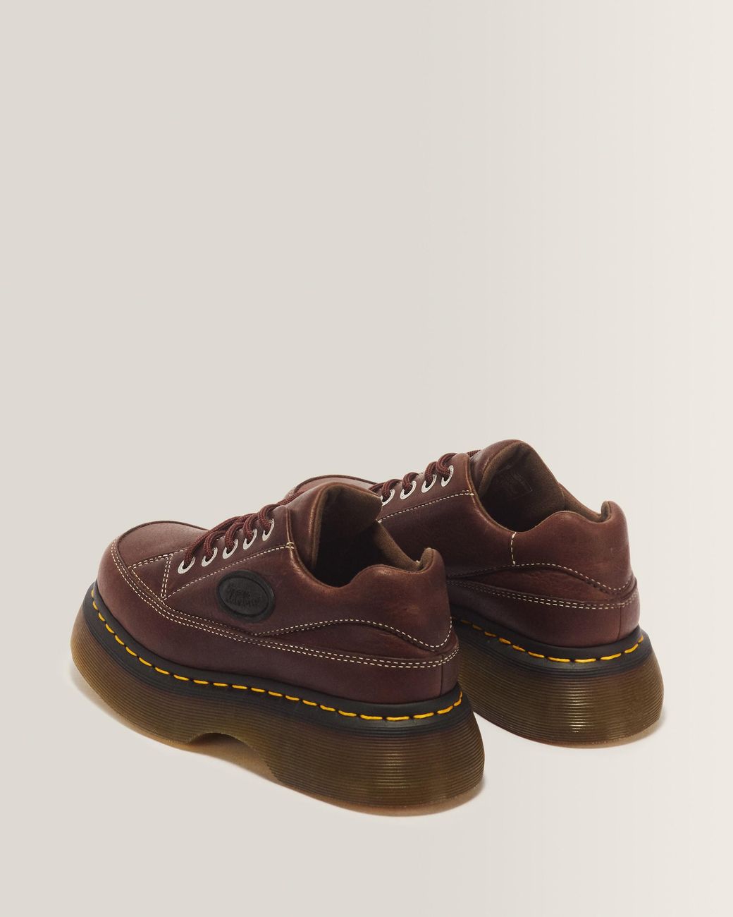 Chaussures buzz Dr. Martens en coloris Brown