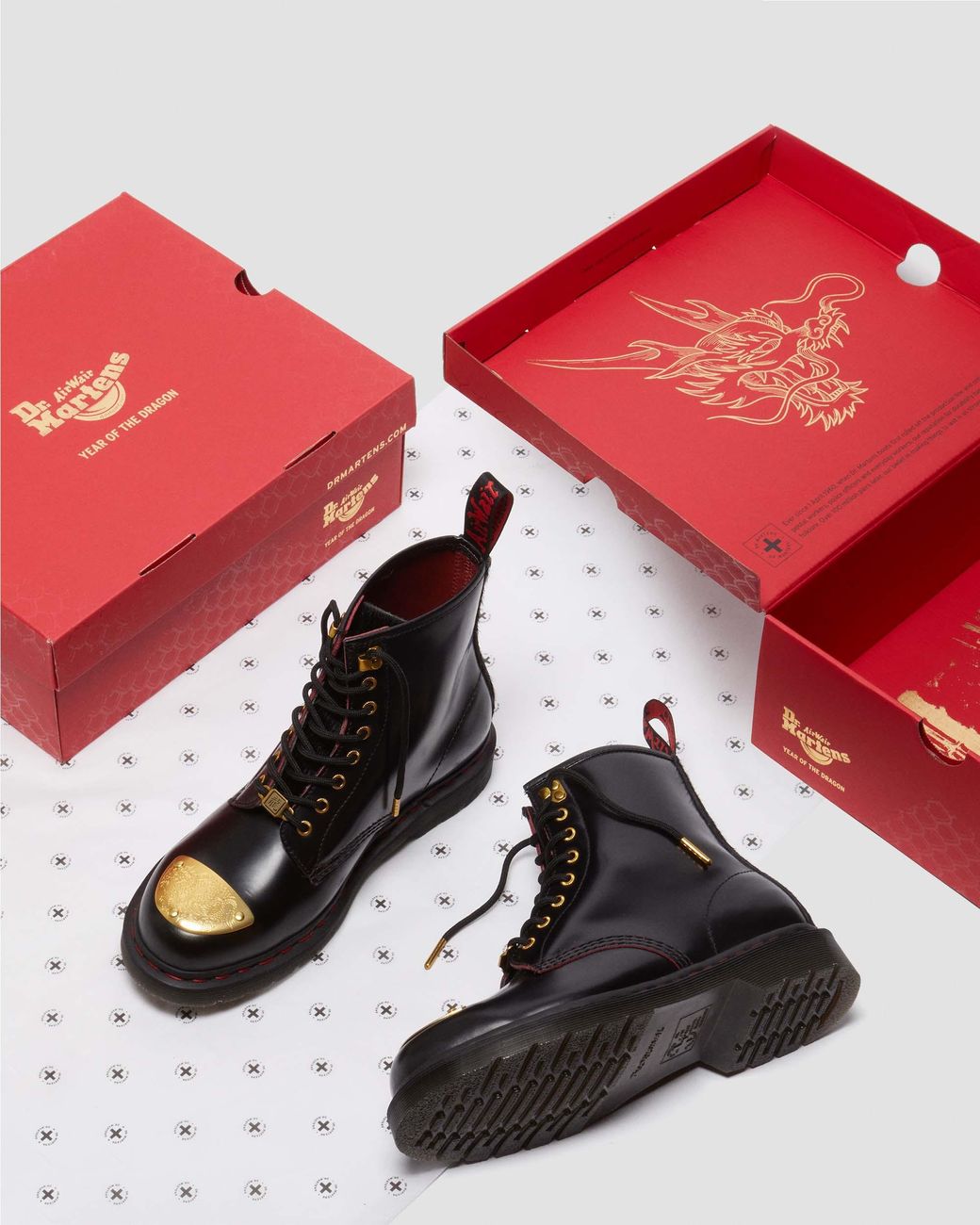 靴 Dr.Martens DRAGON YEAR Model Junior 1460 Dragon Embroidered Boots in Black | Dr. Martens