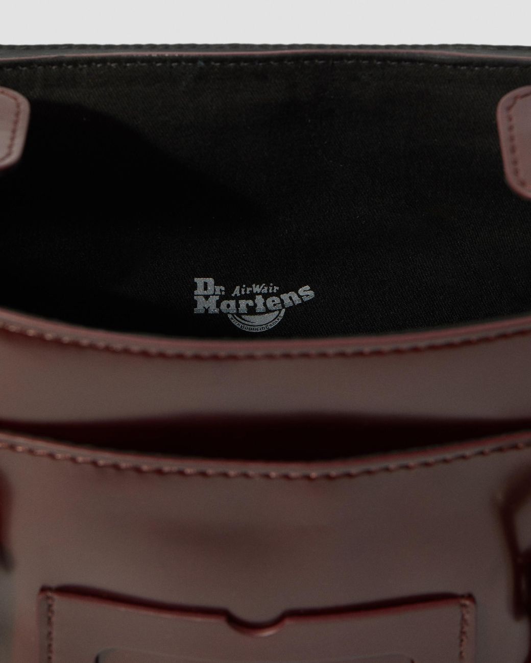 Dr.Martens VEGAN 11インチサッチェルバッグCherryRed 11 Inch Vegan Messenger Bag in Cherry Red | Dr. Martens
