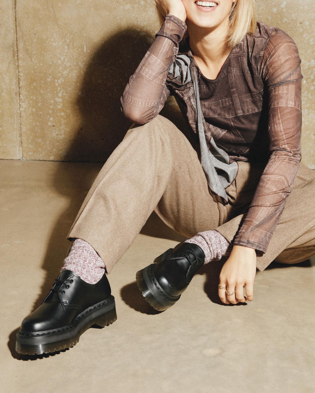 Dr martens best sale mono black outfit