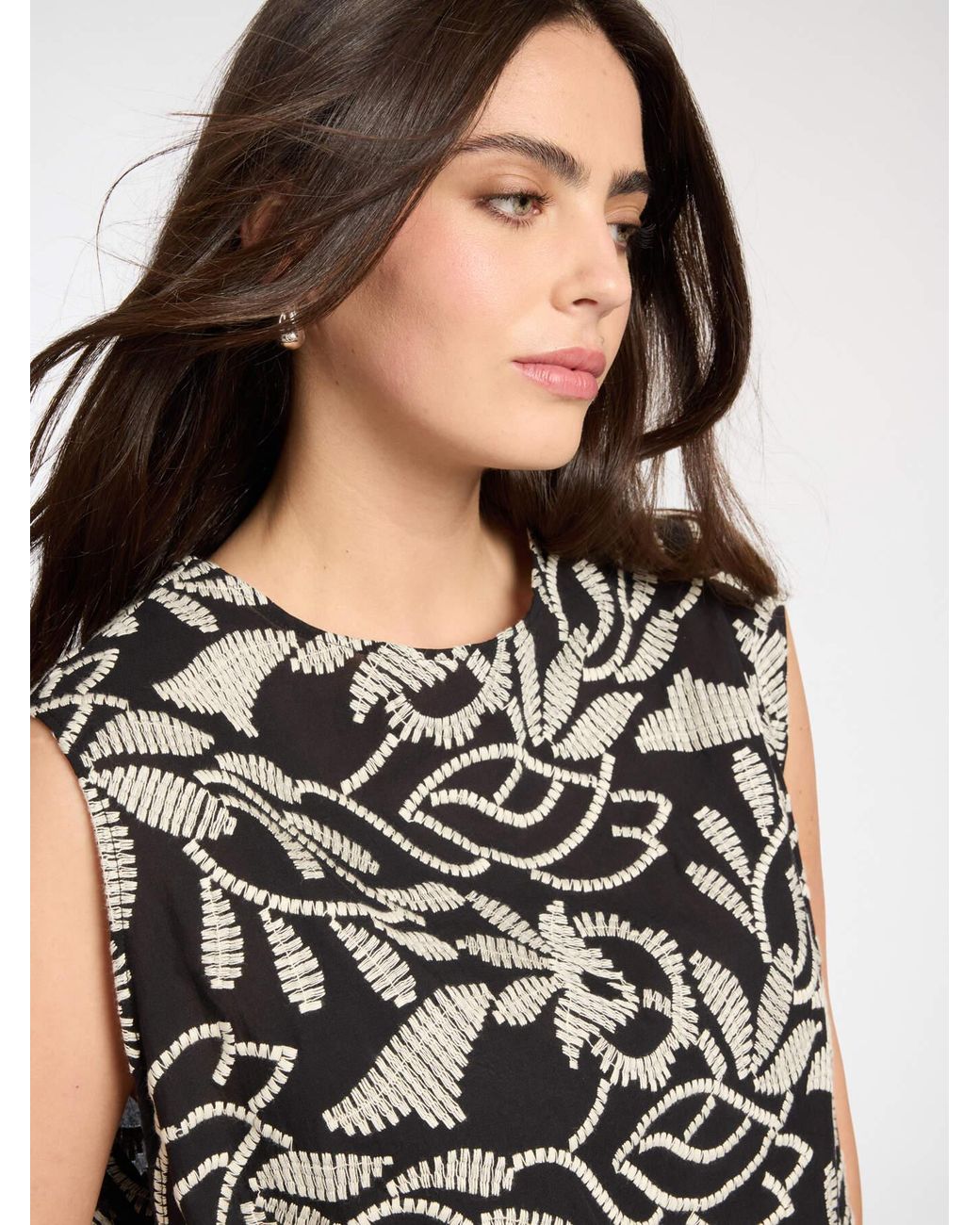 Top ricamato di Elena Miro in Black