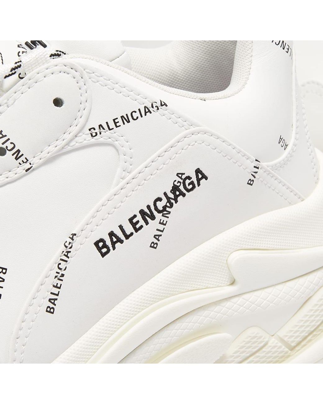 træt bille gennemse Balenciaga All Over Logo Triple S Sneakers in White for Men | Lyst
